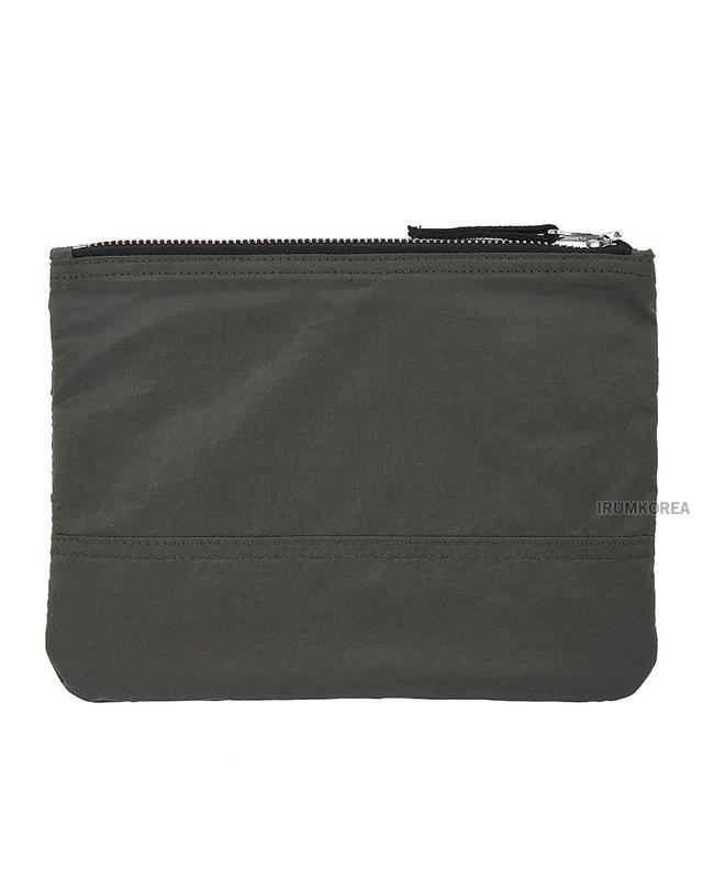 스톤아일랜드 [스톤아일랜드] FW25 남성 로고 패치 지퍼 파우치 K2S159500004 S0251 V0059 착용컷