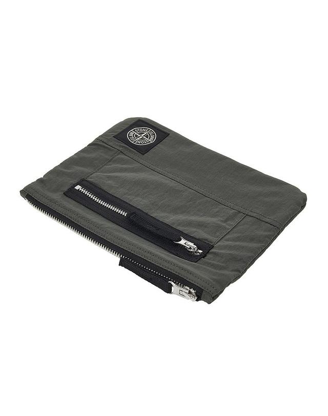 스톤아일랜드 [스톤아일랜드] FW25 남성 로고 패치 지퍼 파우치 K2S159500004 S0251 V0059 착용컷