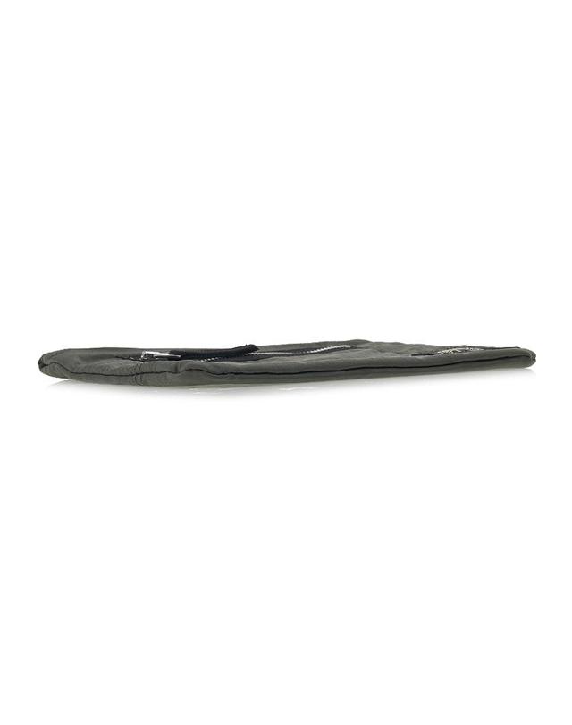 스톤아일랜드 [스톤아일랜드] FW25 남성 로고 패치 지퍼 파우치 K2S159500004 S0251 V0059 착용컷
