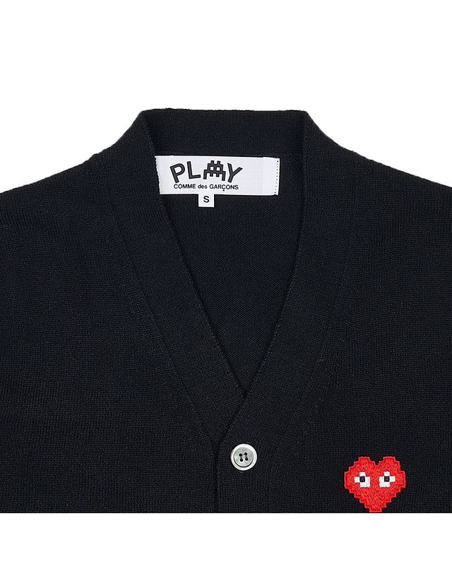 꼼데가르송 [꼼데가르송] 남성 픽셀 로고 패치 가디건 P1N084 BLACK 착용컷