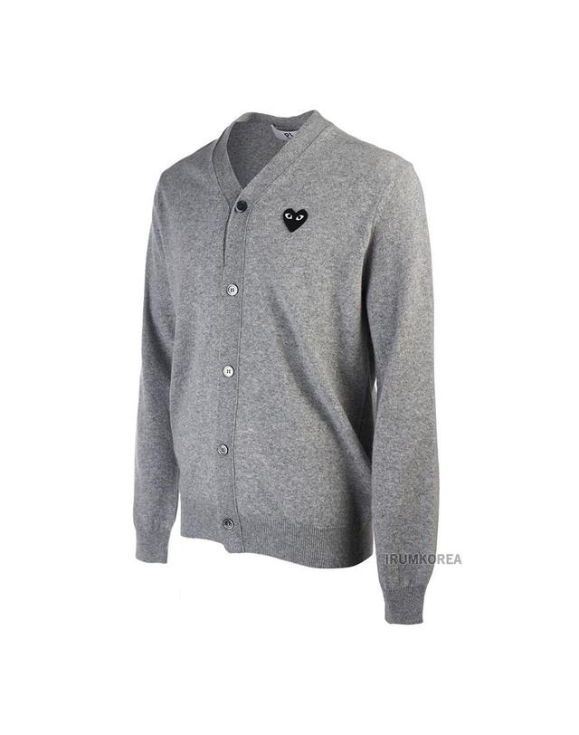 꼼데가르송 [꼼데가르송] FW24 공용 하트 와펜 가디건 AX N024 051 2 LIGHT GREY 착용컷