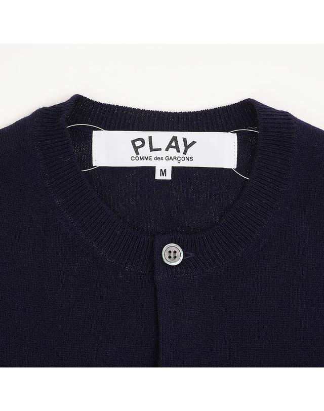 꼼데가르송 [꼼데가르송] FW25 공용 화이트하트 와펜 가디건 AX N061 051 NAVY 착용컷
