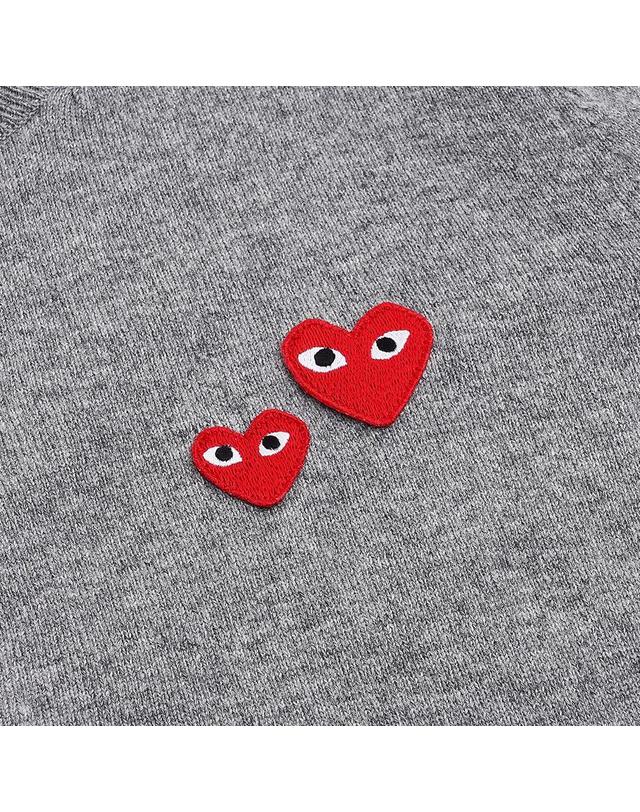꼼데가르송 [꼼데가르송] FW25 공용 더블하트 와펜 가디건 AX N071 051 GREY 착용컷