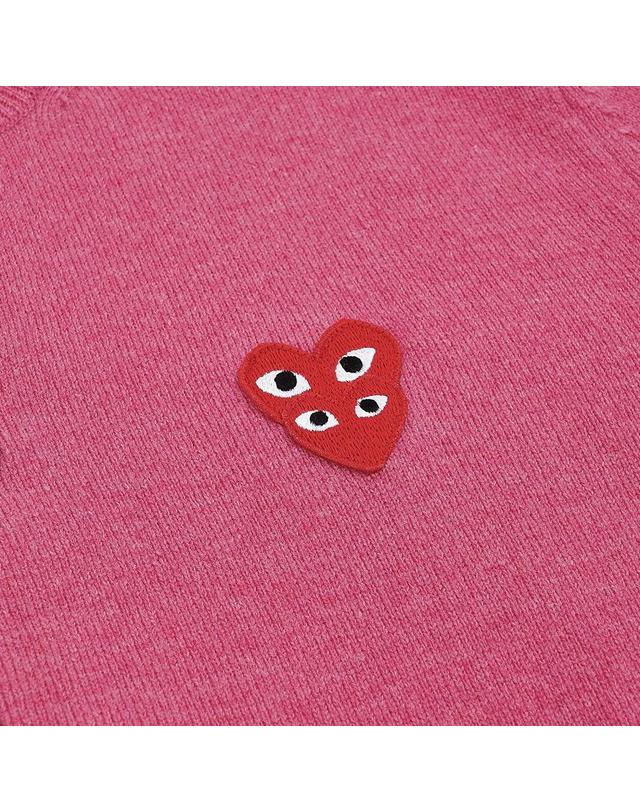꼼데가르송 [꼼데가르송] FW25 공용 더블하트 와펜 가디건 AX N075 051 PINK 착용컷