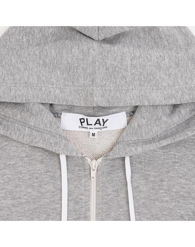 꼼데가르송 [꼼데가르송] FW25 공용 블랙하트 와펜 후드집업 AX T302 051 GREY 착용컷