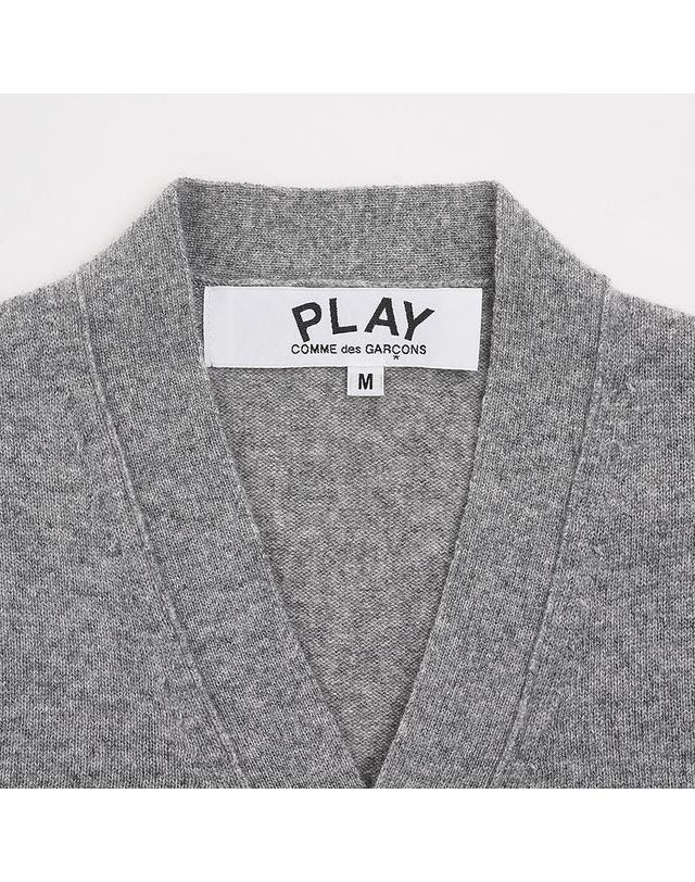 꼼데가르송 [꼼데가르송] 공용 블랙하트 와펜 가디건 AX N024 051 LIGHT GREY 착용컷