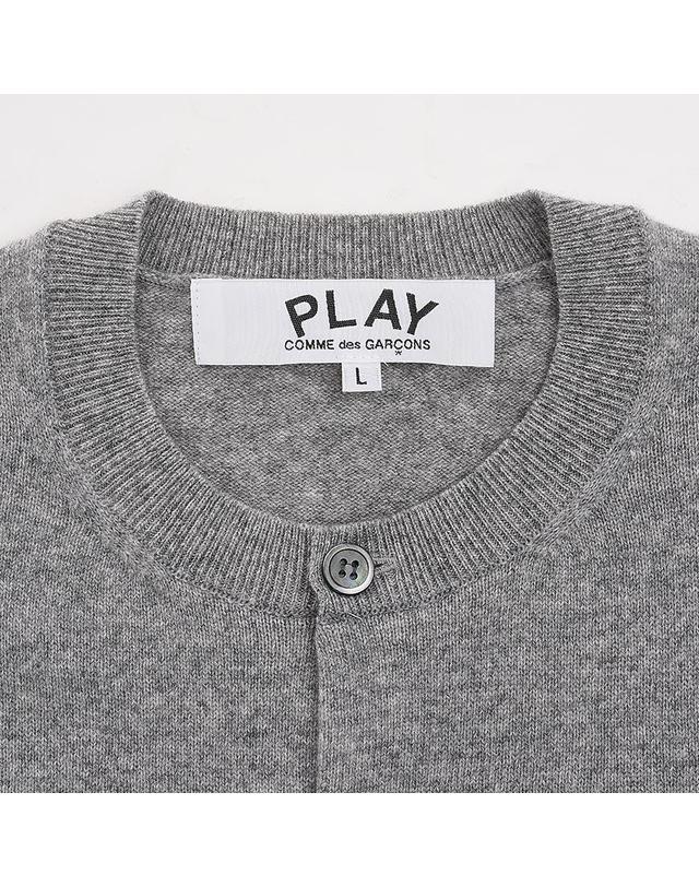 꼼데가르송 [꼼데가르송] SS26 공용 블랙하트 와펜 가디건 AZ N023 051 LIGHT GREY 착용컷