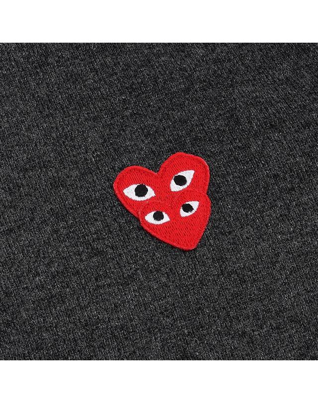 꼼데가르송 [꼼데가르송] SS26 공용 더블하트 와펜 가디건 AZ N075 051 GREY 착용컷