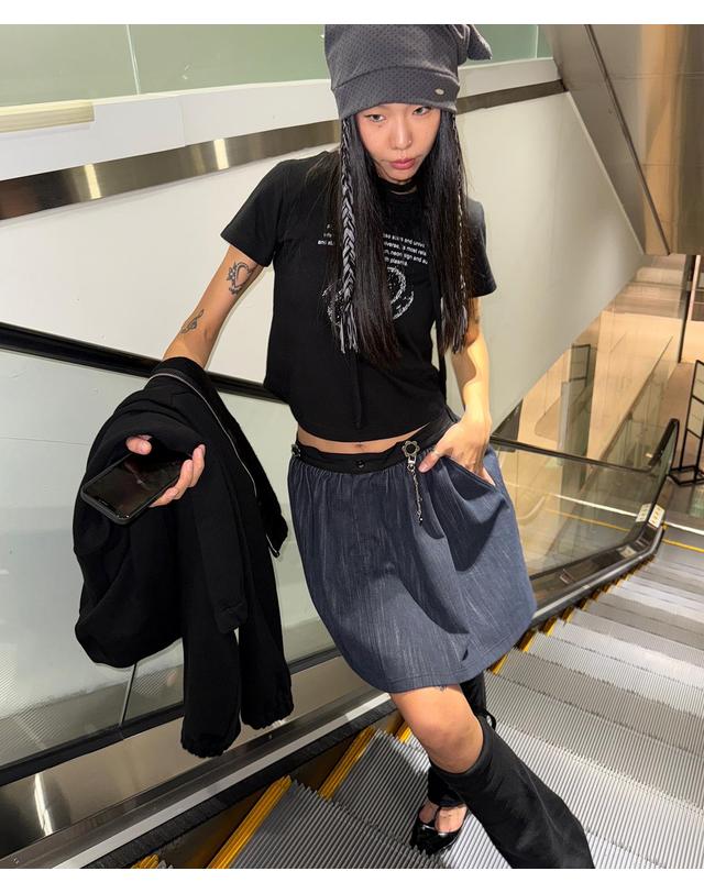 플라즈마스페어 비쥬 A라인 러브 피치 플레어 데님 스커트_블랙 착용컷