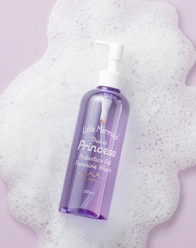 뷰티레시피 리틀머메이드 디스 이즈 프린세스 프로바이오틱스 젤 여성청결제 300ml 착용컷