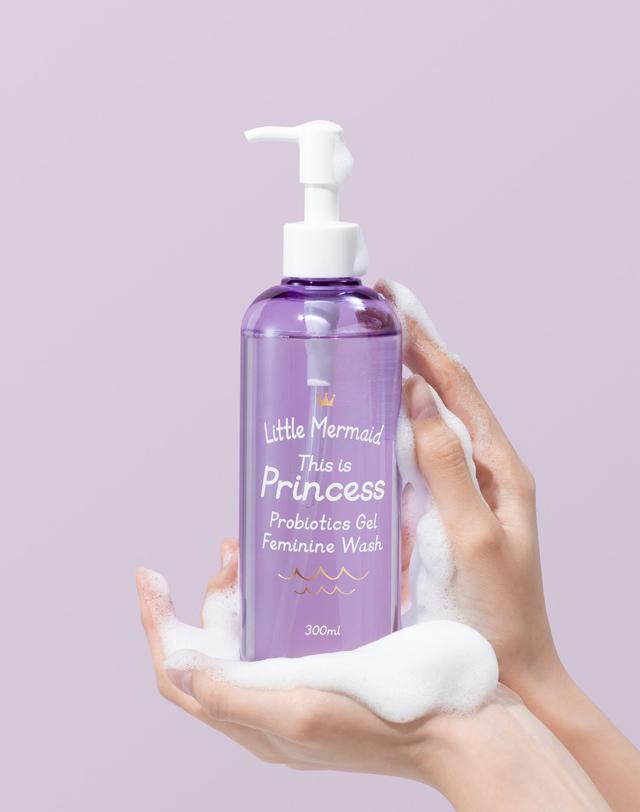 뷰티레시피 리틀머메이드 디스 이즈 프린세스 프로바이오틱스 젤 여성청결제 300ml 착용컷