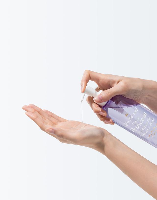 뷰티레시피 리틀머메이드 디스 이즈 프린세스 프로바이오틱스 젤 여성청결제 300ml 착용컷