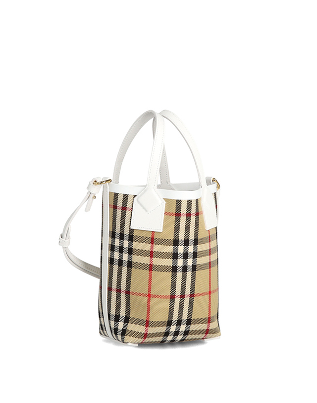 버버리 버버리 미니 런던 로고 8072348 LS MN LONDON TOTE YUC 토트백 크로스백 착용컷