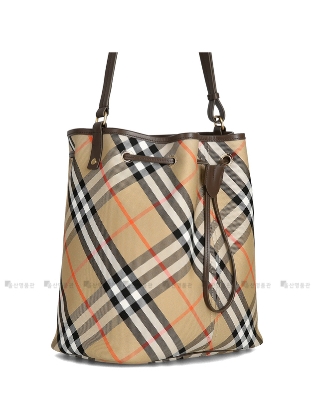 버버리 버버리 체크 미디움 8093869 LL MD DRAWSTRING BUCKET CJ1 숄더백 크로스백 버킷백 착용컷