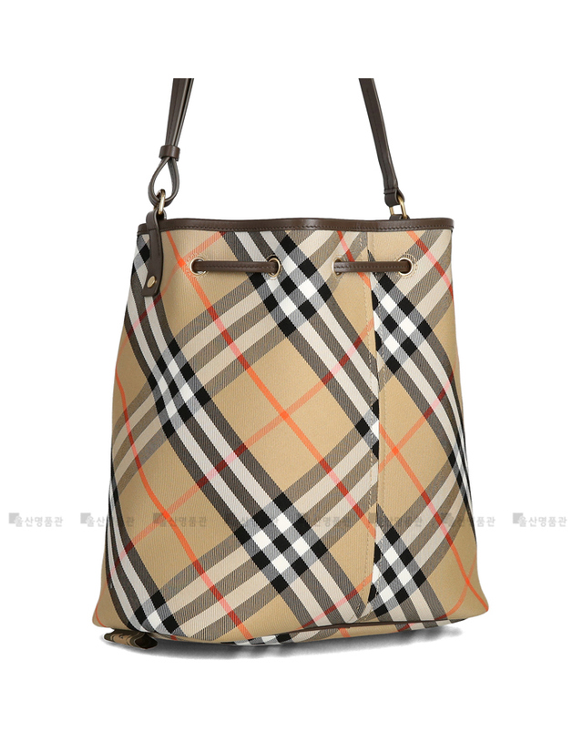 버버리 버버리 체크 미디움 8093869 LL MD DRAWSTRING BUCKET CJ1 숄더백 크로스백 버킷백 착용컷