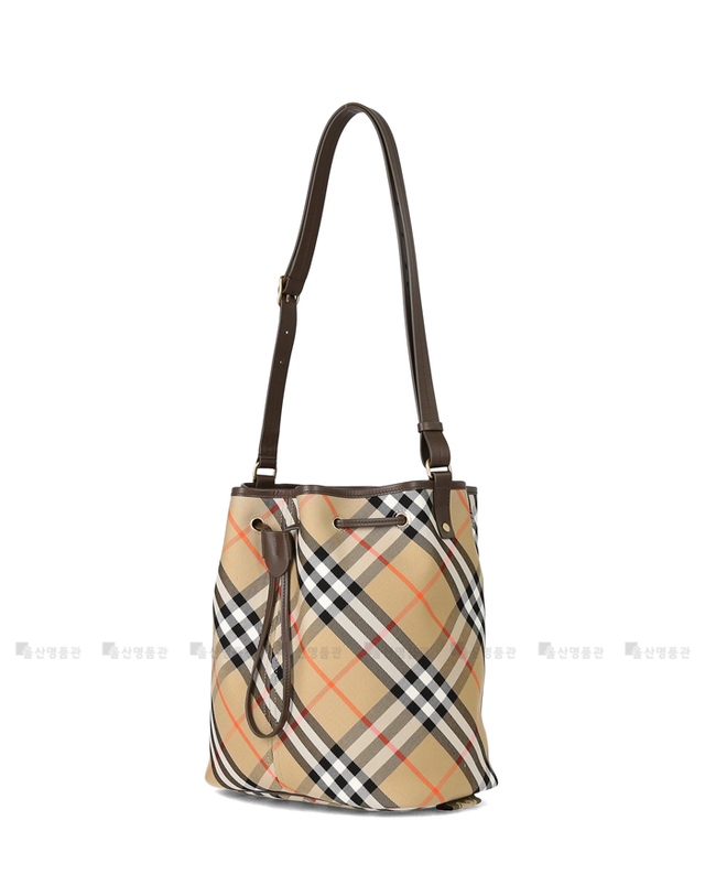 버버리 버버리 체크 미디움 8093869 LL MD DRAWSTRING BUCKET CJ1 숄더백 크로스백 버킷백 착용컷