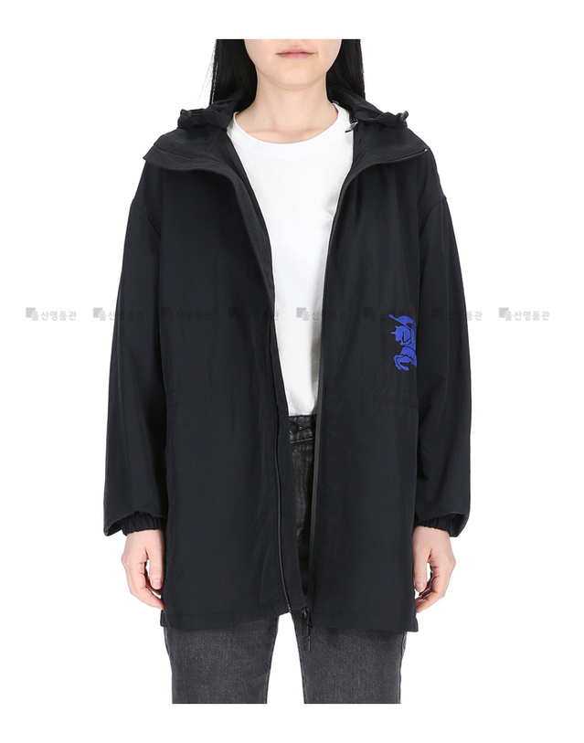 버버리 버버리 EKD 로고 8087234 W ES24 WW AES 7 여성 후드 점퍼 바람막이 착용컷