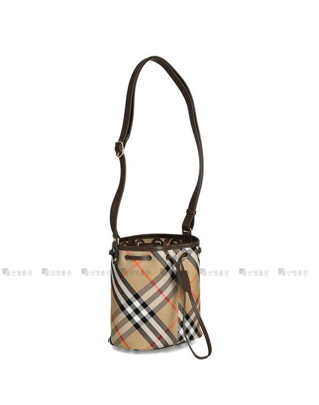 버버리 버버리 체크 스몰 8093804 LL MN DRAWSTRING BUCKET CJ1 버킷 크로스 숄더백 착용컷