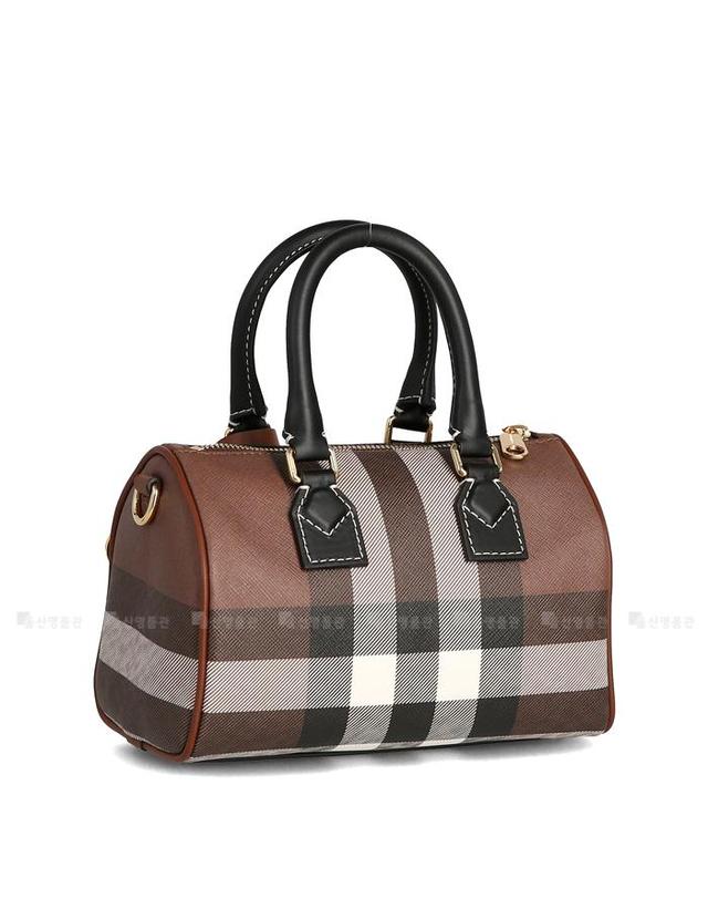 버버리 체크 8112226 LL MN BOWLING BAG GC9 버버리 미니 볼링백 보스톤백 토트백 숄더백 크로스백 착용컷
