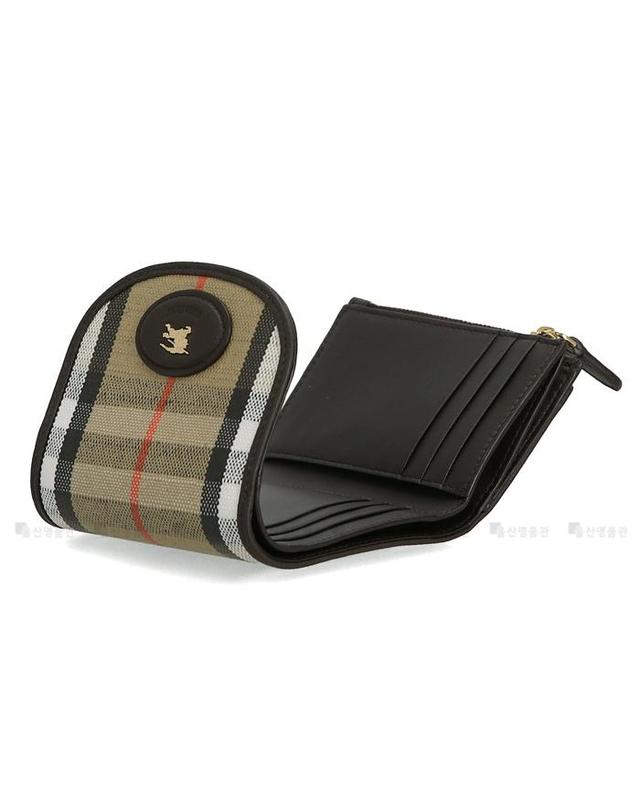 버버리 기마상 메탈 8112281 LS HIGHLANDS COMPACT W WWW 버버리 체크 하이랜드 컴팩트 반지갑 착용컷