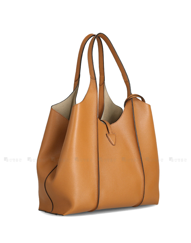 토즈 타임리스 쇼퍼백 미디움 XBWTSBA0300 Q8E S410 토트백 숄더백 착용컷