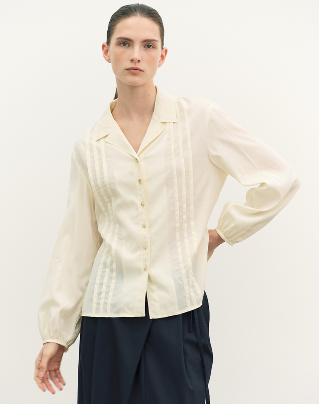 앳코너 오픈 카라 핀턱 블라우스 크림 착용컷