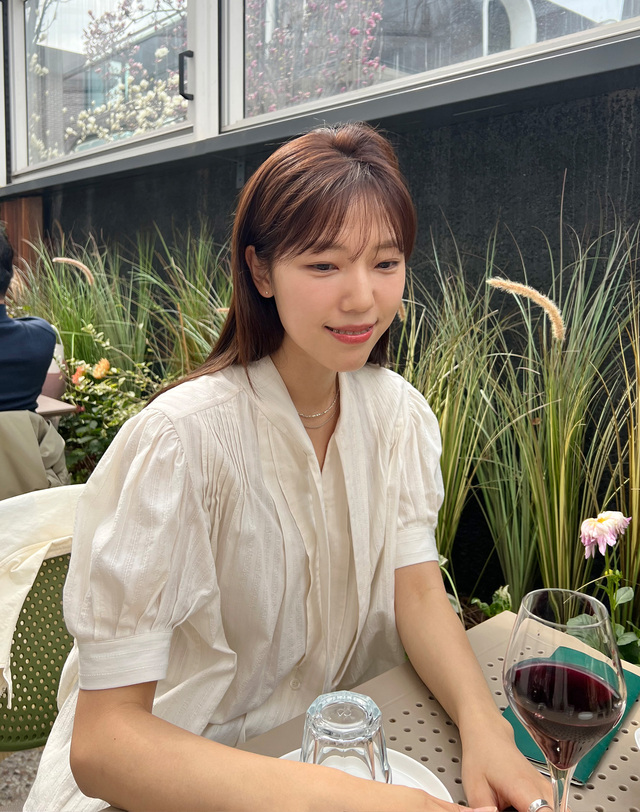 앳코너 넥 타이 턱 반팔 블라우스 화이트 미색 착용컷