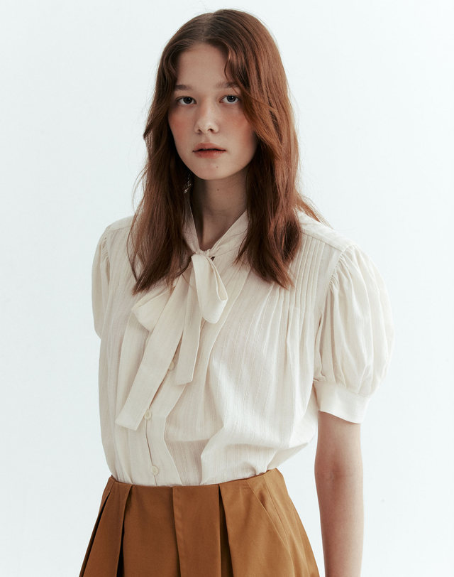 앳코너 넥 타이 턱 반팔 블라우스 화이트 미색 착용컷