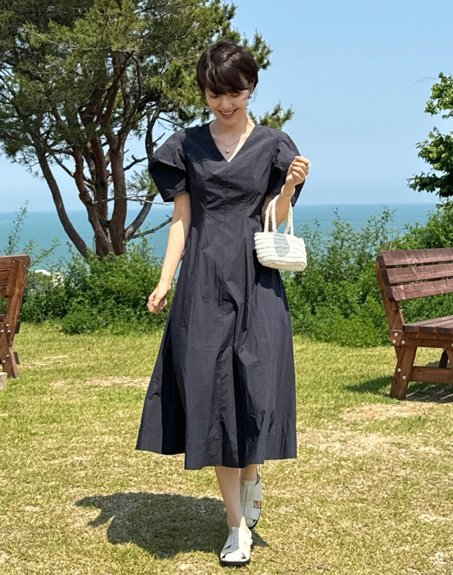 앳코너 [BEST]브이넥 볼륨 소매 플레어 롱 원피스 다크네이비 진한 네이비 착용컷