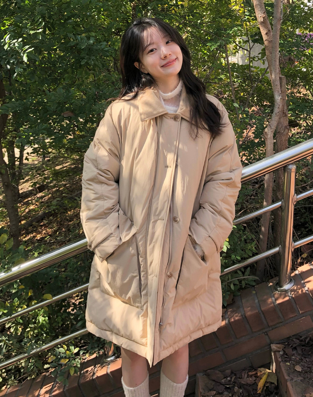 앳코너 퍼 카라 탈부착 사파리 구스 다운 패딩 베이지 착용컷
