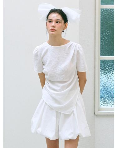 화이트 비대칭 셔링 반팔 블라우스