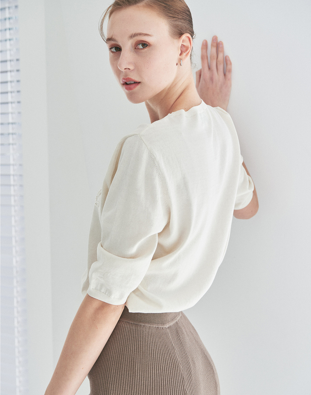 캐시미어하우스 [Cashmere Class] 장미자수 풀오버 Rose embroidery pullover 착용컷