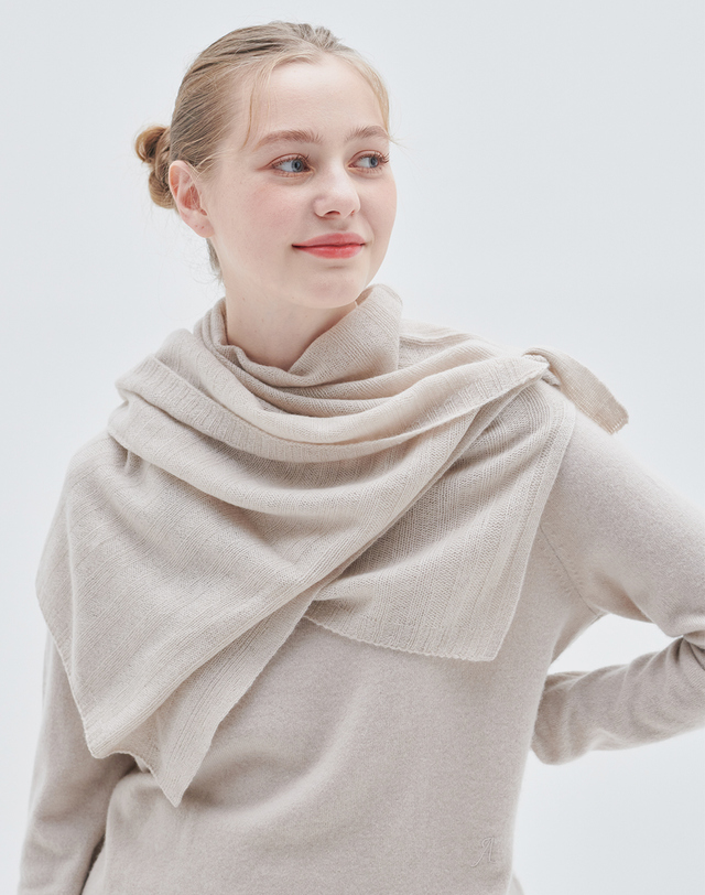 캐시미어하우스 [Murray Allan] 100%캐시미어 와이드 버튼 넥워머 머플러 Wide button neck warmer(Sand Beige) 착용컷