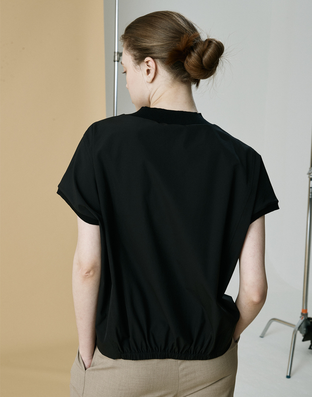 캐시미어하우스 [Cashmere Class]우븐 & 니트 소재 믹스매치 판쵸스타일의 루즈 풀오버 Loose pullove (Black) 착용컷