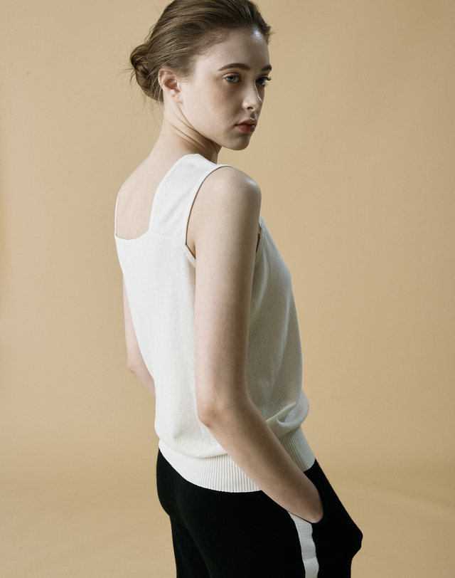 캐시미어하우스 [Cashmere Class]그물 조직의 스퀘어넥 슬리브리스 풀오버Net texture sleevelss pullover(White) 착용컷