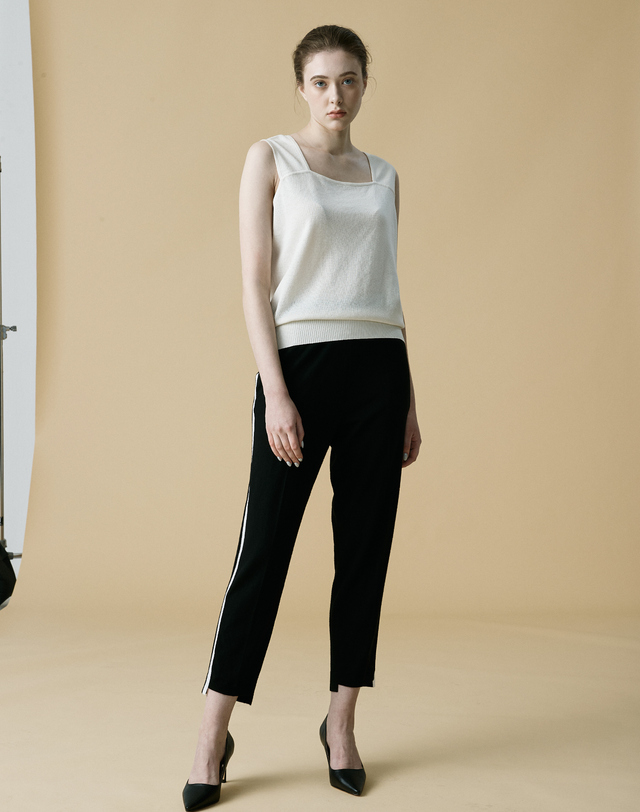 캐시미어하우스 [Cashmere Class]그물 조직의 스퀘어넥 슬리브리스 풀오버Net texture sleevelss pullover(White) 착용컷