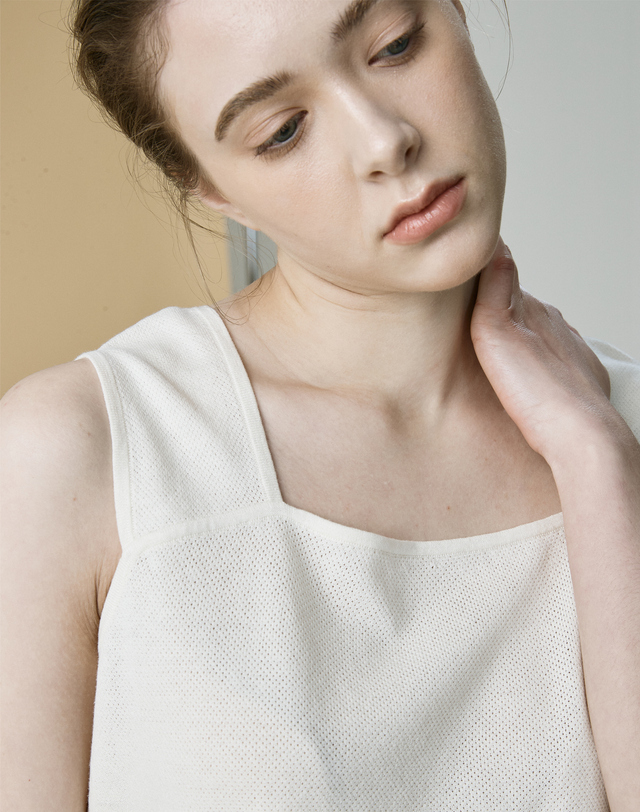 캐시미어하우스 [Cashmere Class]그물 조직의 스퀘어넥 슬리브리스 풀오버Net texture sleevelss pullover(White) 착용컷