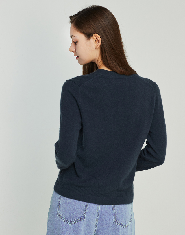 캐시미어하우스 [Murray Allan] 100%캐시미어 우먼 브이넥 캐시미어 가디건 Fake Pocket V-neck Cardigan_Cement(CT) 착용컷