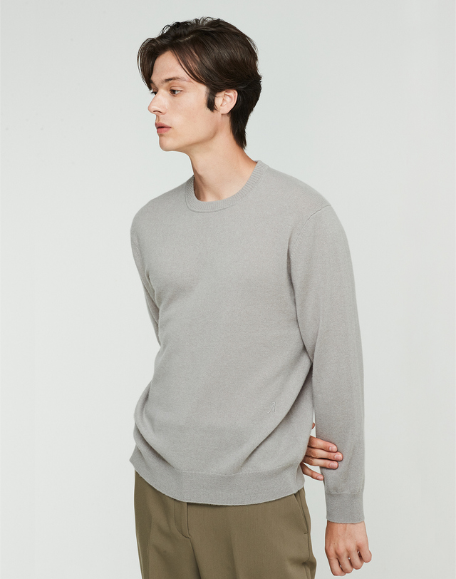 캐시미어하우스 [Murray Allan] 100%캐시미어 시니처 로고 자수 크루넥 캐시미어 풀오버 A Logo Crewneck Pullover_Shadow(SD) 착용컷