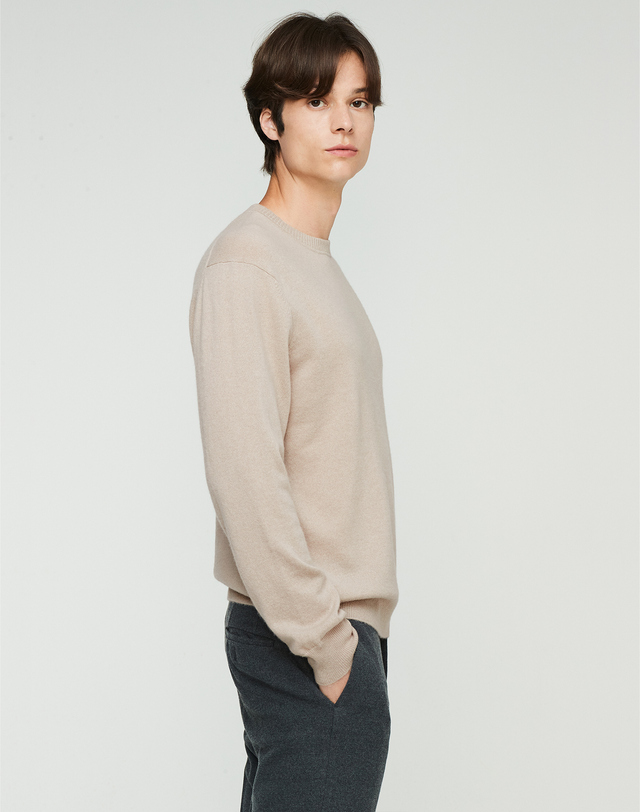 캐시미어하우스 [Murray Allan] 100%캐시미어 시니처 로고 자수 크루넥 캐시미어 풀오버 A Logo Crewneck Pullover_Skin Beige(SB) 착용컷