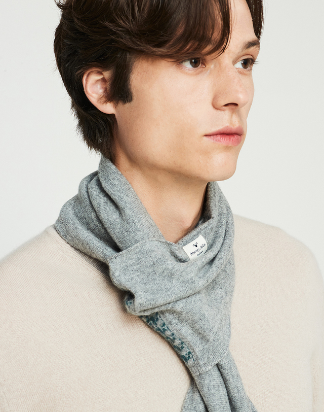 캐시미어하우스 [Murray allan] 100%캐시미어 니트 쟈카드 양면 트위드 패턴 쁘띠 스카프 Tweed Petit scarf_Grey 착용컷