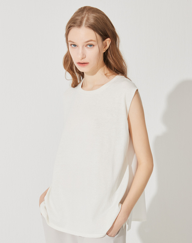 캐시미어하우스 [Cashmere Class]스탠다드 슬리브리스 풀오버 Standard Sleeveless Pullover_White C42WPU002WH 착용컷