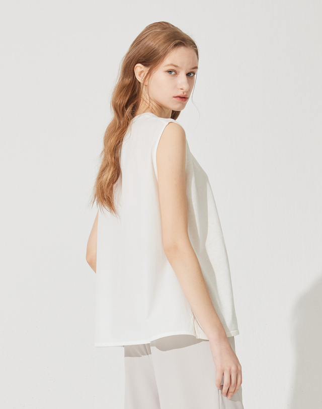 캐시미어하우스 [Cashmere Class]스탠다드 슬리브리스 풀오버 Standard Sleeveless Pullover_White C42WPU002WH 착용컷