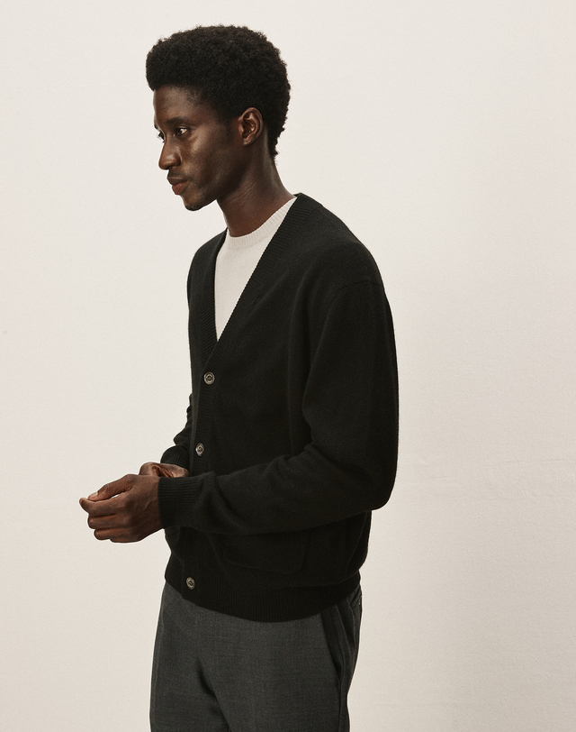 캐시미어하우스 [Murray Allan] 100%캐시미어 V-neck cardigan_Black(BK) M43MCD001BK 착용컷