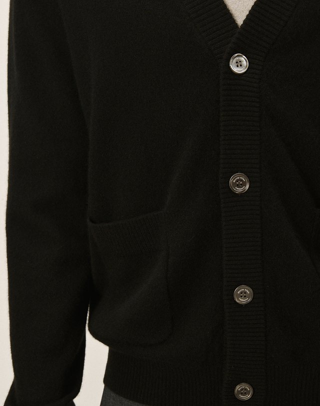 캐시미어하우스 [Murray Allan] 100%캐시미어 V-neck cardigan_Black(BK) M43MCD001BK 착용컷