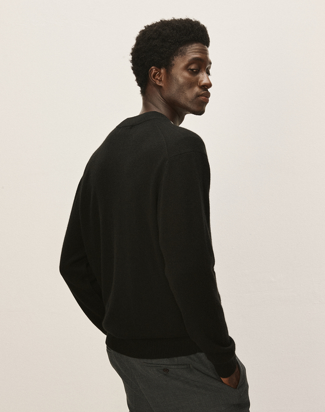 캐시미어하우스 [Murray Allan] 100%캐시미어 V-neck cardigan_Black(BK) M43MCD001BK 착용컷
