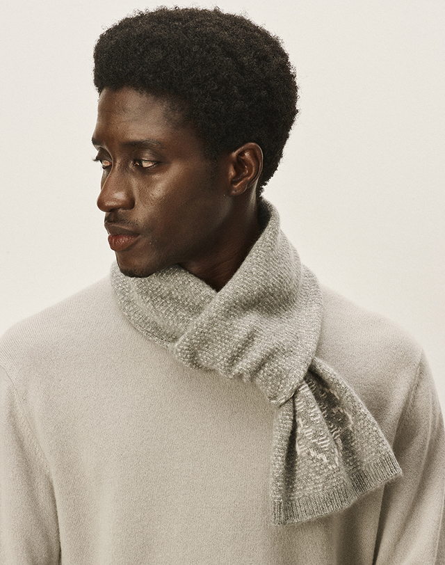 캐시미어하우스 [Murray Allan] 100%캐시미어 Multi-Texture Petit Scarf_Melange Grey (MG) M43APE026MG 착용컷