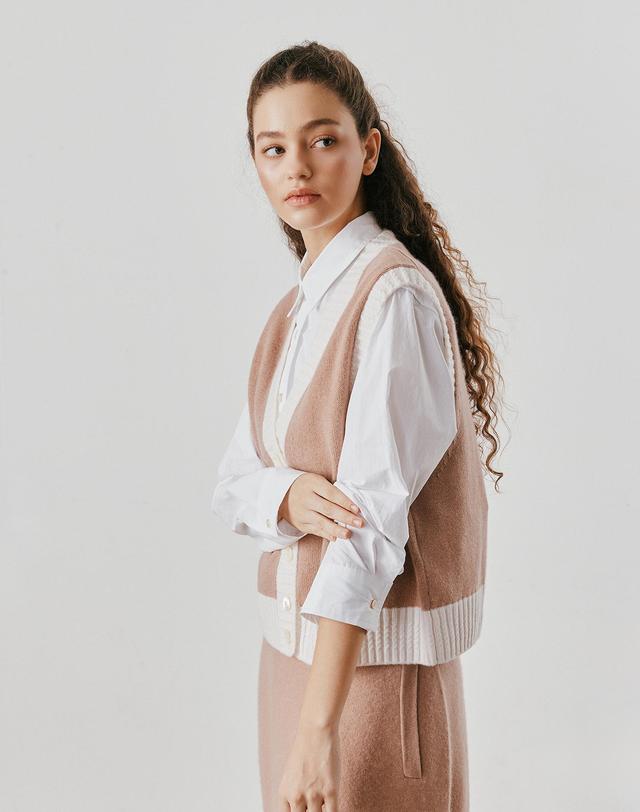 캐시미어하우스 [Murray Allan] 100%캐시미어 Cable rib V-vest_Camel (CA) M53WVT005CA 착용컷