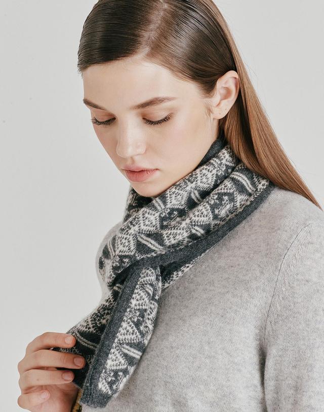 캐시미어하우스 [Murray Allan] 100%캐시미어 Rhombus pattern petit scarf_Dark grey (DG) M53APE050DG 착용컷