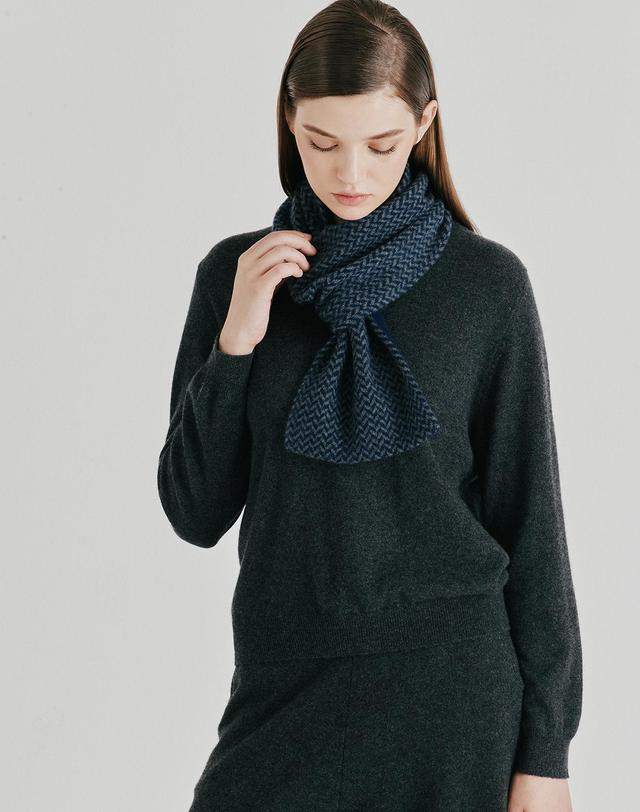 캐시미어하우스 [Murray Allan] 100%캐시미어 Herringborn petit scarf_Navy (NA) M53APE051NA 착용컷